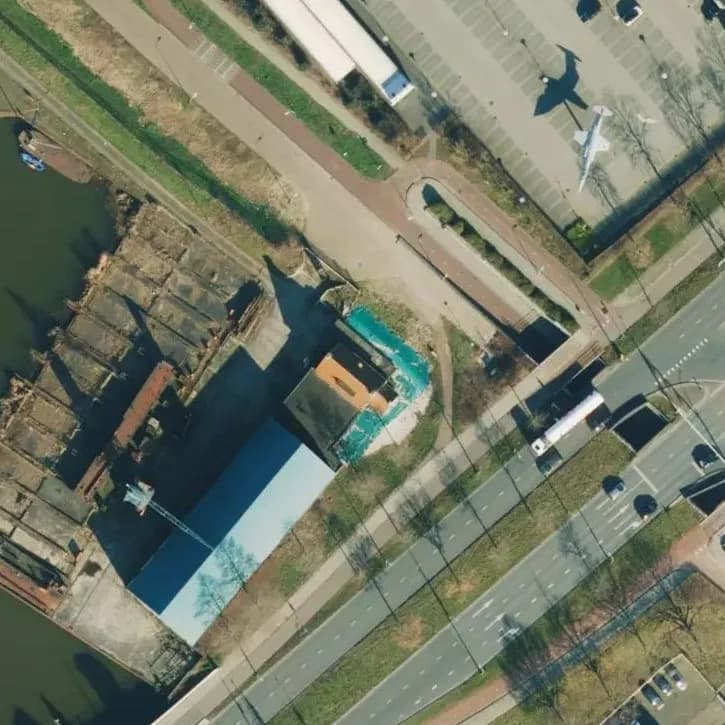 Verlaten Bedrijfsterrein en Woning